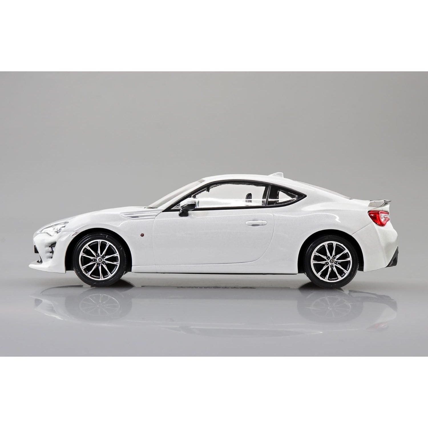 Aoshima 1/32 The SNAP-KIT 8-CW Toyota 86 (Crystal White Pearl) 組裝模型