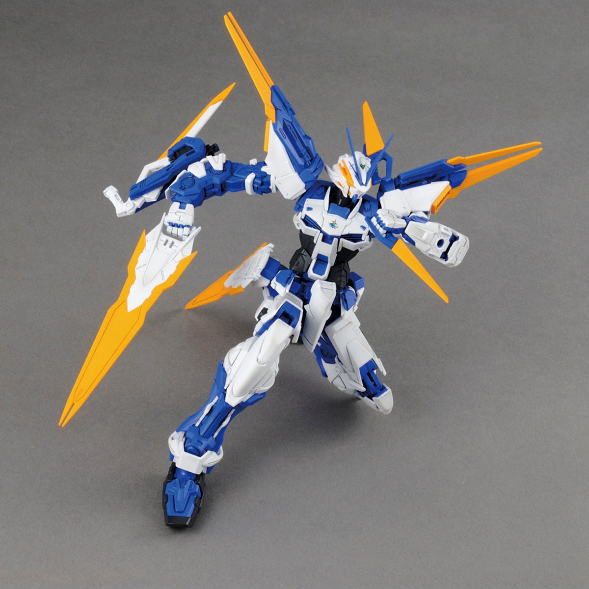 Bandai 1/100 MG 迷惘高達藍色機D型 組裝模型
